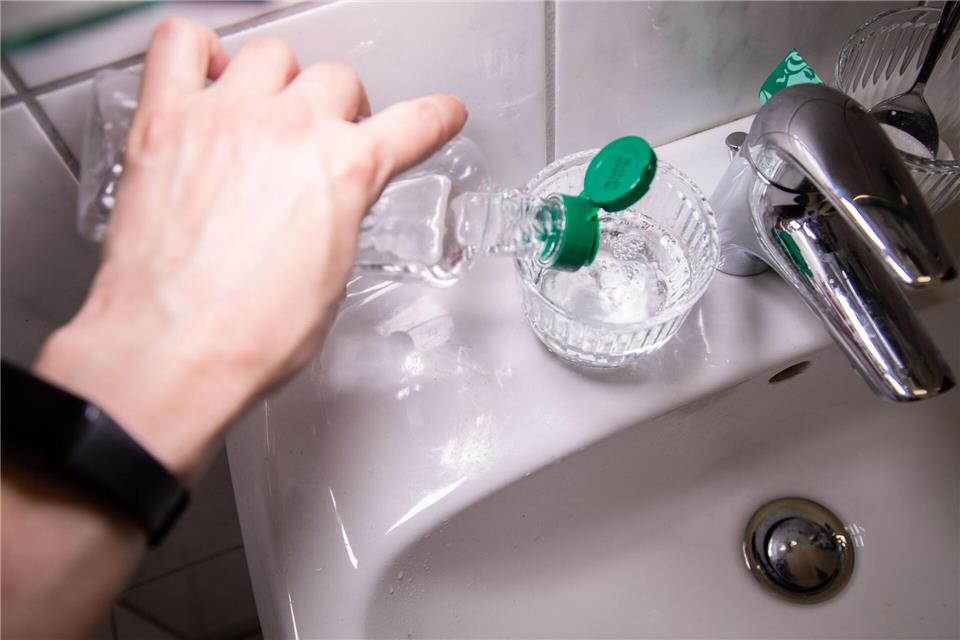 Schritt 2: Essigessenz in ein Glas oder eine Tasse füllen.Christin Klose/dpa-tmn