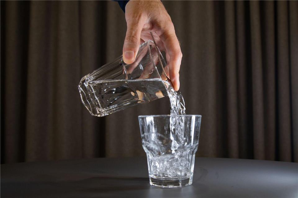 Schritt 2: Flüssigkeit mit Schwung in das leere Glas gießen.Christin Klose/dpa-tmn