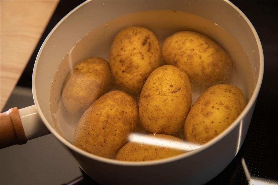 Schritt 2: Kartoffeln wie gewohnt in Salzwasser kochen.Christin Klose/dpa-tmn