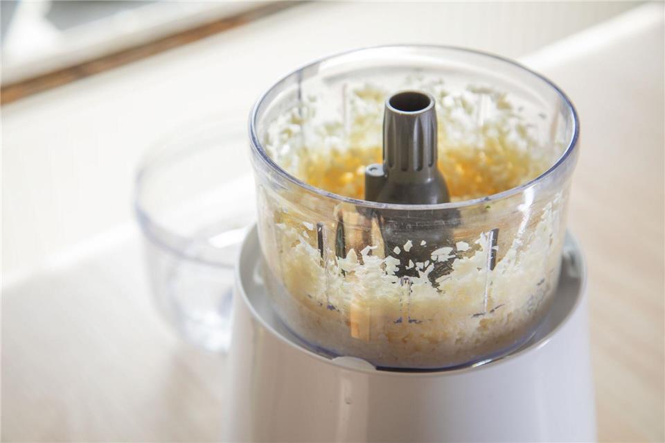 Schritt 2: Knoblauch zerkleinern.Christin Klose/dpa-tmn