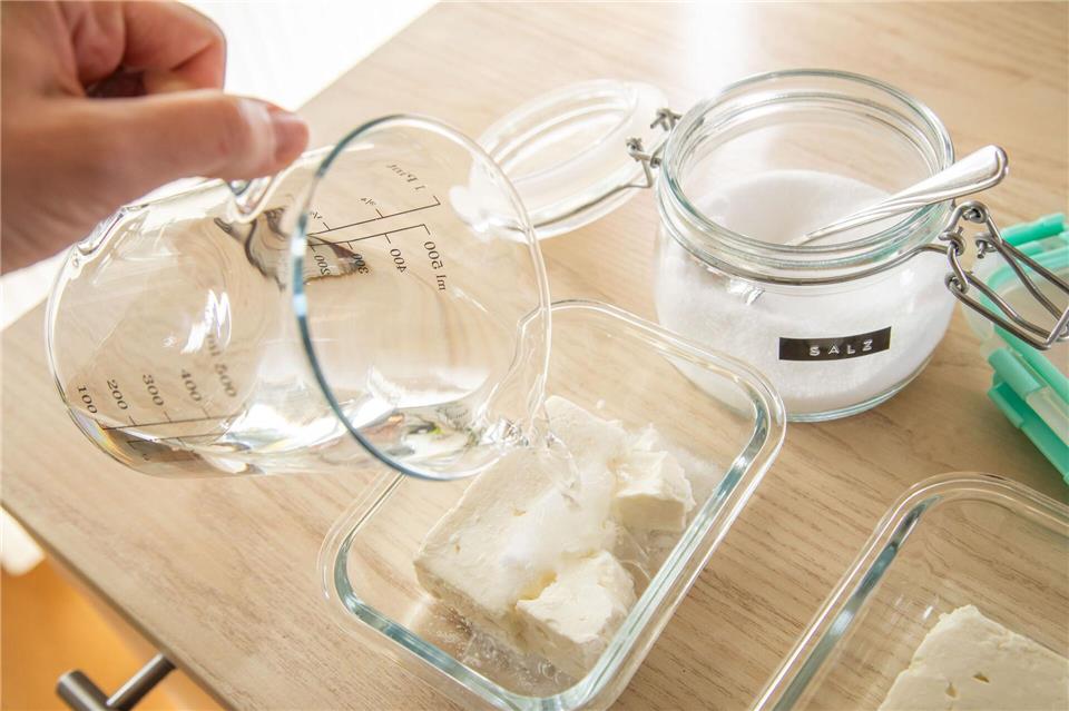 Schritt 2: Mit Wasser auffüllen, bis der Feta bedeckt.Christin Klose/dpa-tmn