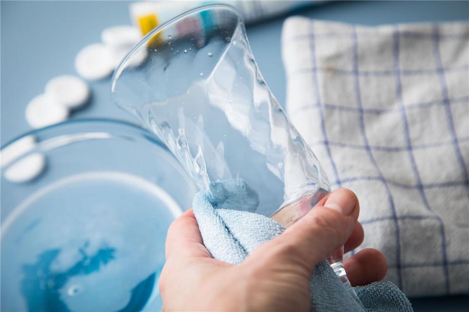 Top oder Flop: Bekommt man so milchige Gläser wieder klar? Schritt 2: Mit der Tab-Wasser-Lösung das trübe Glas polieren.Christin Klose/dpa-tmn