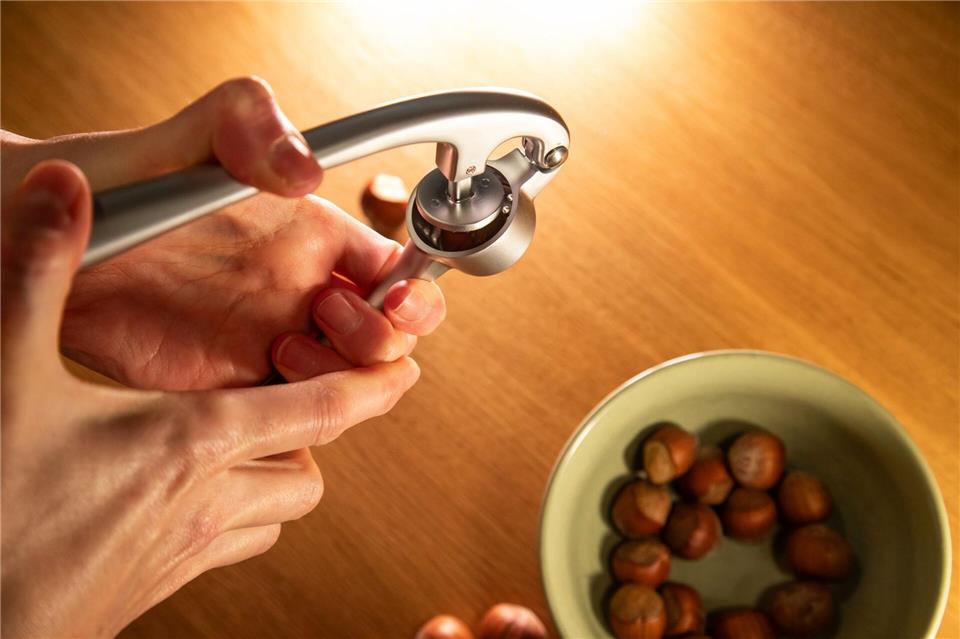 Schritt 2: Pressen, bis es knackt.Christin Klose/dpa-tmn