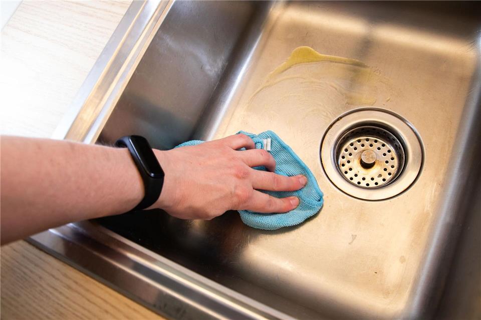 Schritt 2: Speiseöl mit einem Mikrofasertuch verteilen.Christin Klose/dpa-tmn