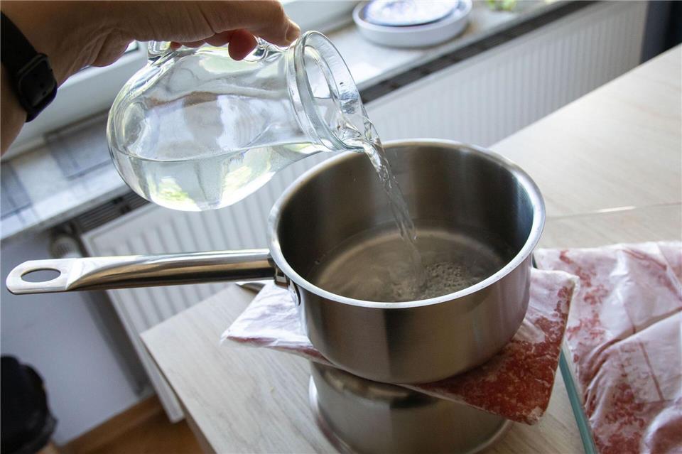Schritt 2: Warmes Wasser in den oberen Topf gießen.Christin Klose/dpa-tmn