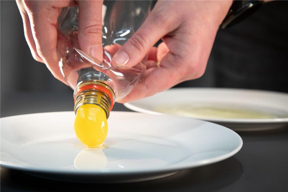 Schritt 3: Das Eigelb auf einen separaten Teller geben.Christin Klose/dpa-tmn