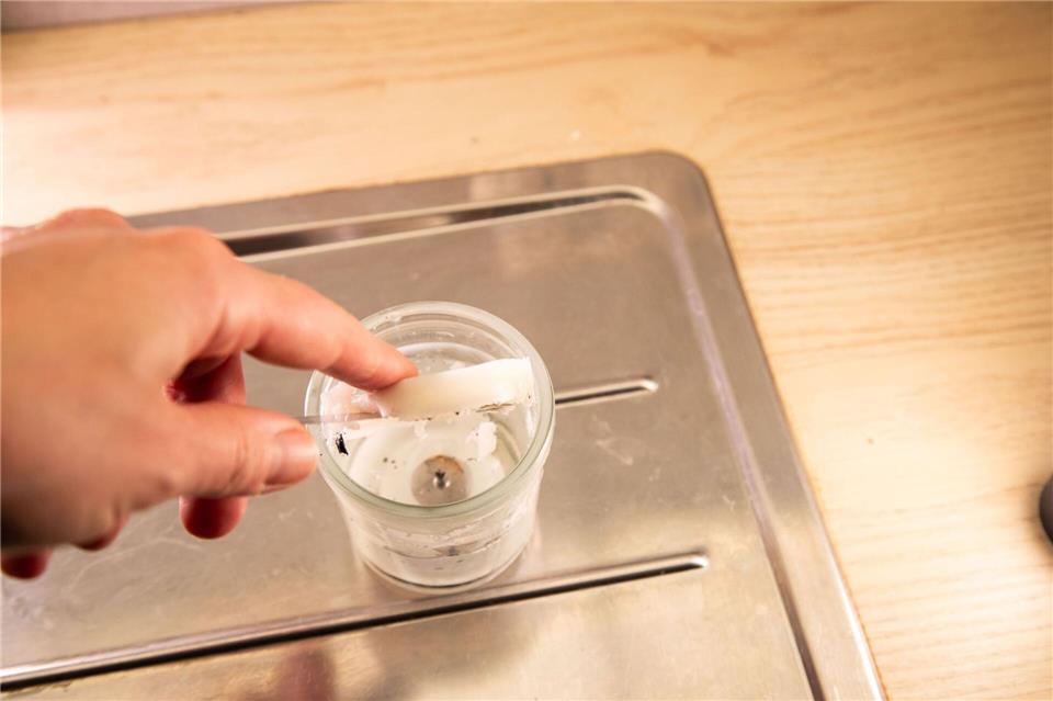 Schritt 3: Das Wachs abnehmen und das restliche Wasser abgießen.Christin Klose/dpa-tmn