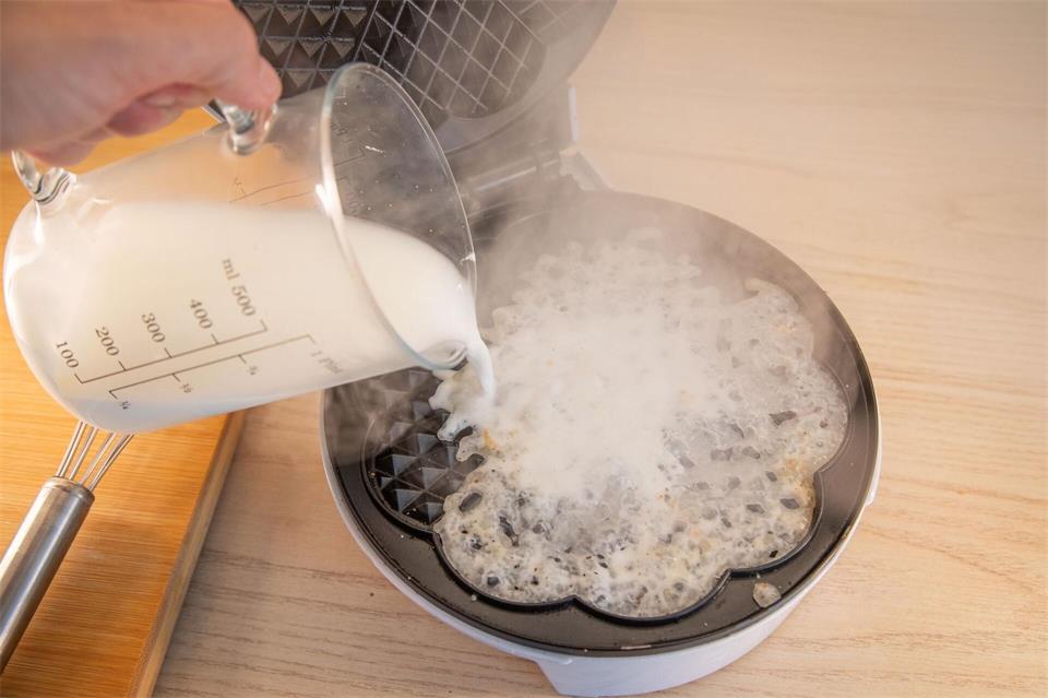 Schritt 3: Den Teig auf das Waffeleisen geben.Christin Klose/dpa-tmn