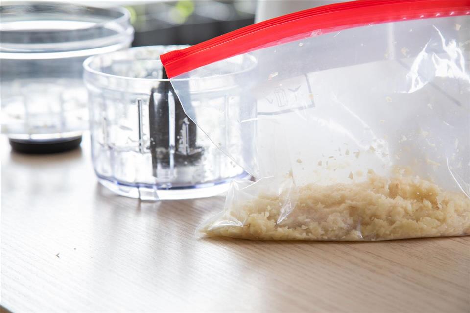 Schritt 3: Den gehackten Knoblauch in einen Gefrierbeutel geben.Christin Klose/dpa-tmn