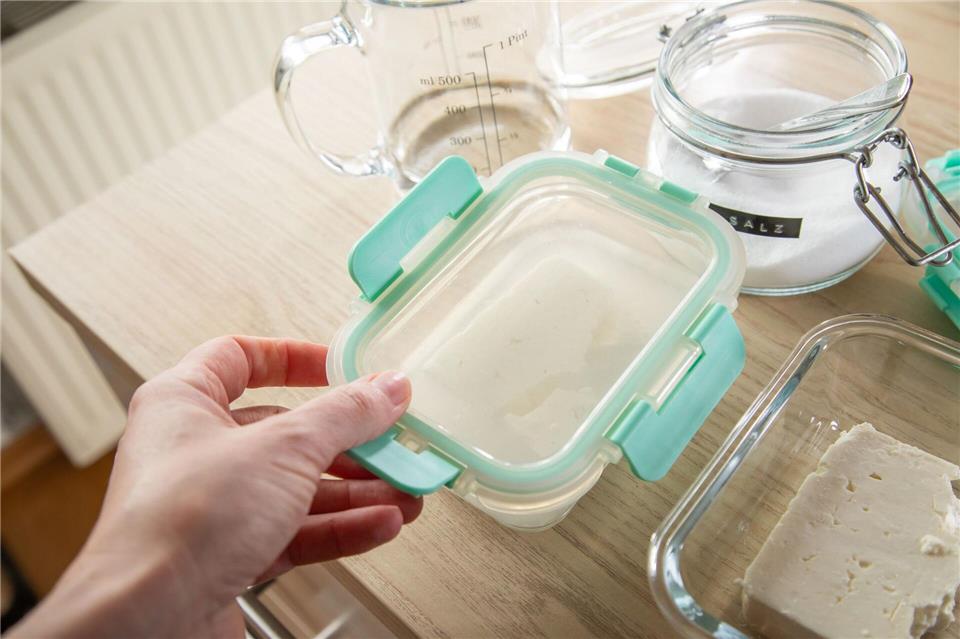 Schritt 3: Die Schale luftdicht verschließen.Christin Klose/dpa-tmn