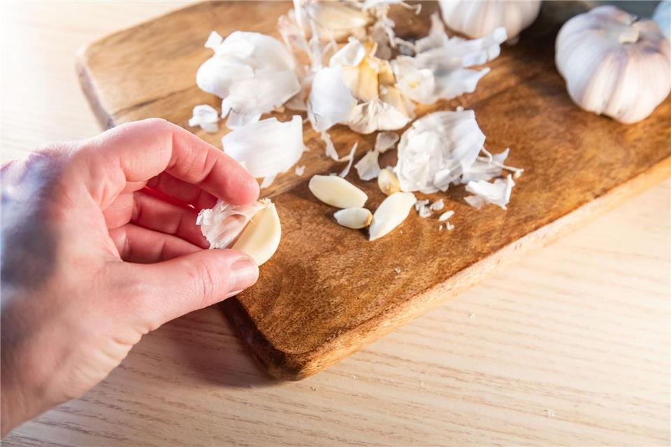 Schritt 3: Die Schale mit der Hand ganz einfach abziehen.Christin Klose/dpa-tmn