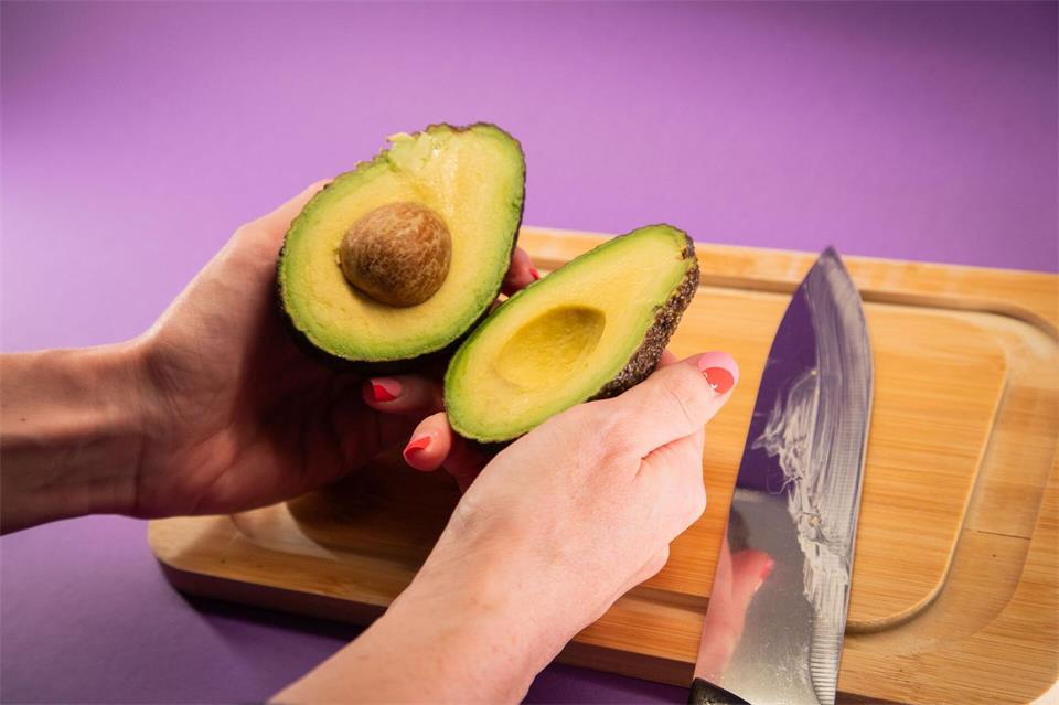 Schritt 3: Die beiden Avocadohälften gegeneinander drehen, bis sie sich voneinander lösen.Christin Klose/dpa-tmn