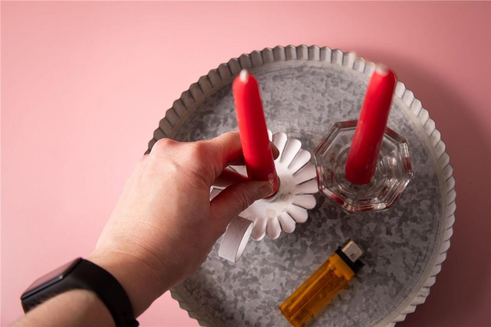Schritt 3: Die tiefgekühlte Kerze in den Kerzenhalter stecken.Christin Klose/dpa-tmn