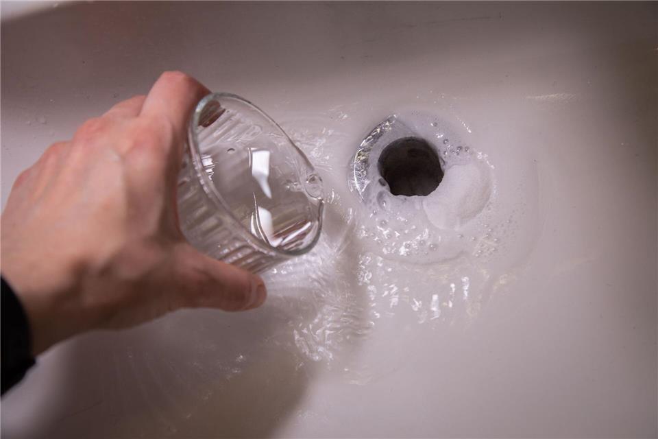 Schritt 3: Ein halbes Glas Essigessenz in den Abfluss gießen.Christin Klose/dpa-tmn