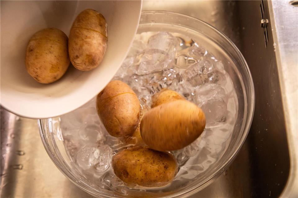 Schritt 3: Fertig gegarte Kartoffeln abgießen und im Eiswasser abschrecken.Christin Klose/dpa-tmn