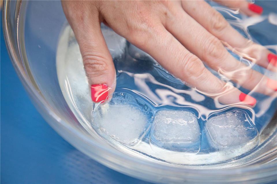 Schritt 3: Fingerspitzen in das Eisbad tauchen und zwei Minuten warten.Christin Klose/dpa-tmn