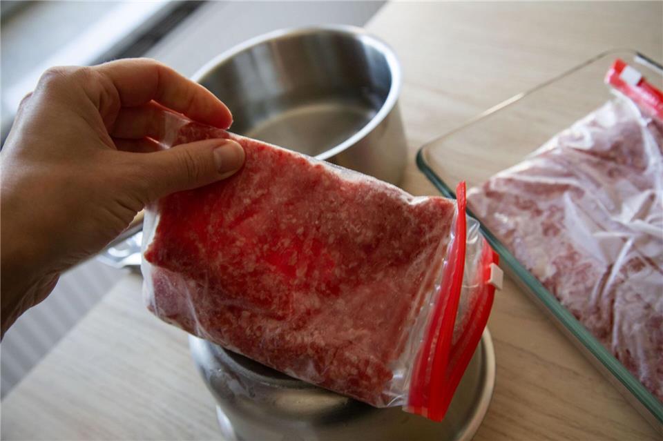 Schritt 3: Fleisch in der weichen Mitte falten, damit es komplett zwischen die Töpfe passt.Christin Klose/dpa-tmn