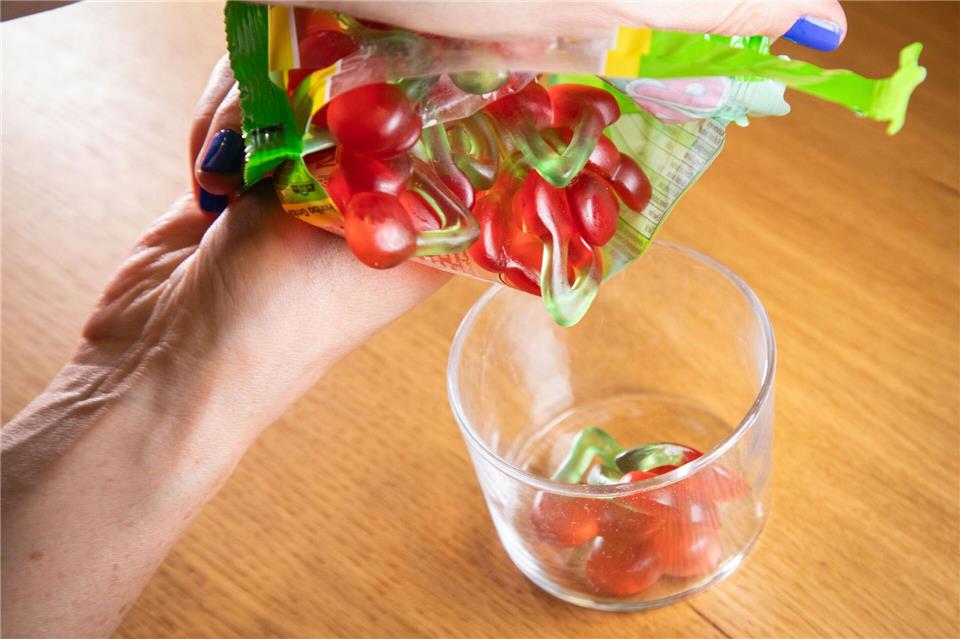 Fruchtgummi-Tüte dank Trick clever öffnen und verschließen? Schritt 3: Fruchtgummi herausnehmen und naschen.Christin Klose/dpa-tmn