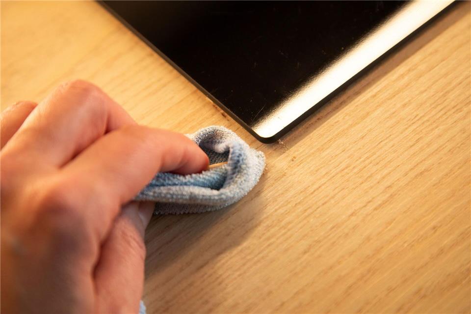 Schritt 3: Krümel und Schmutz herausschieben.Christin Klose/dpa-tmn