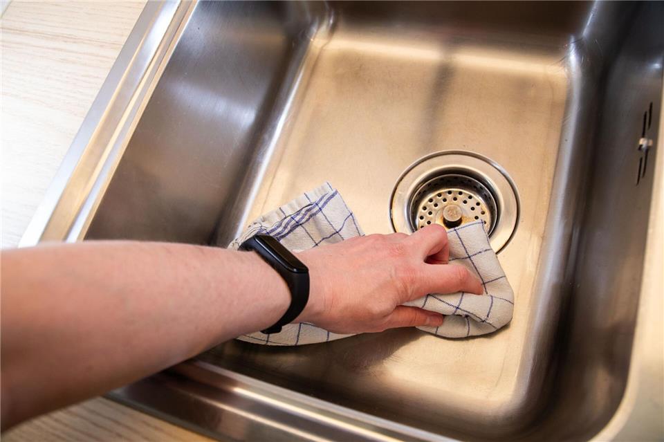 Schritt 3: Mit einem Geschirrtuch nachpolieren.Christin Klose/dpa-tmn