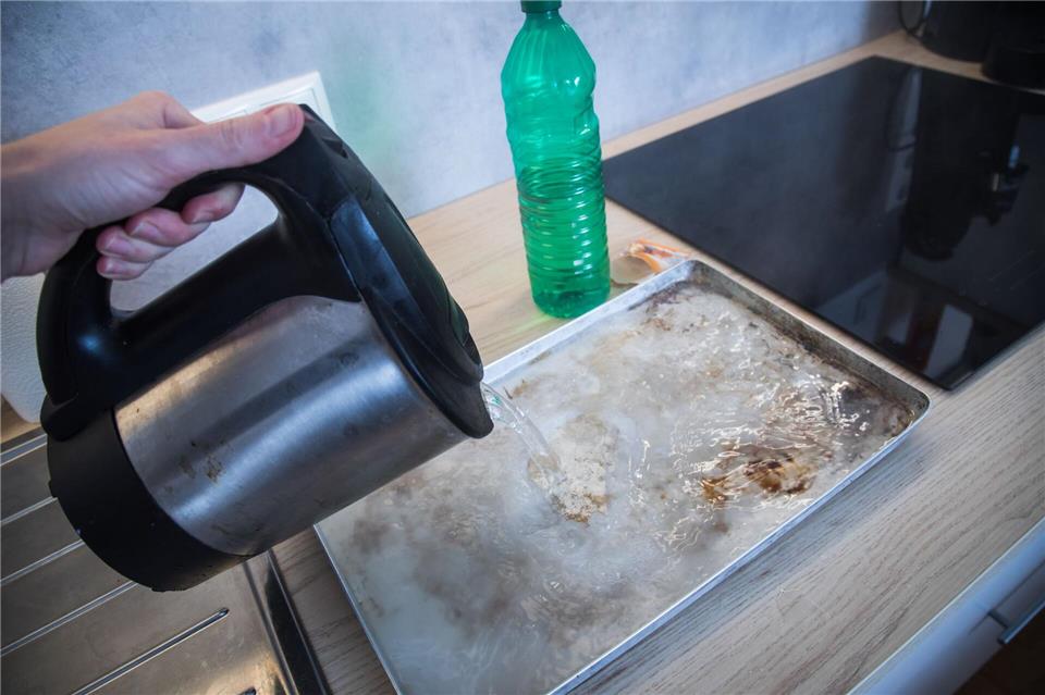 Schritt 3: Mit heißem Wasser aufgießen.Christin Klose/dpa-tmn