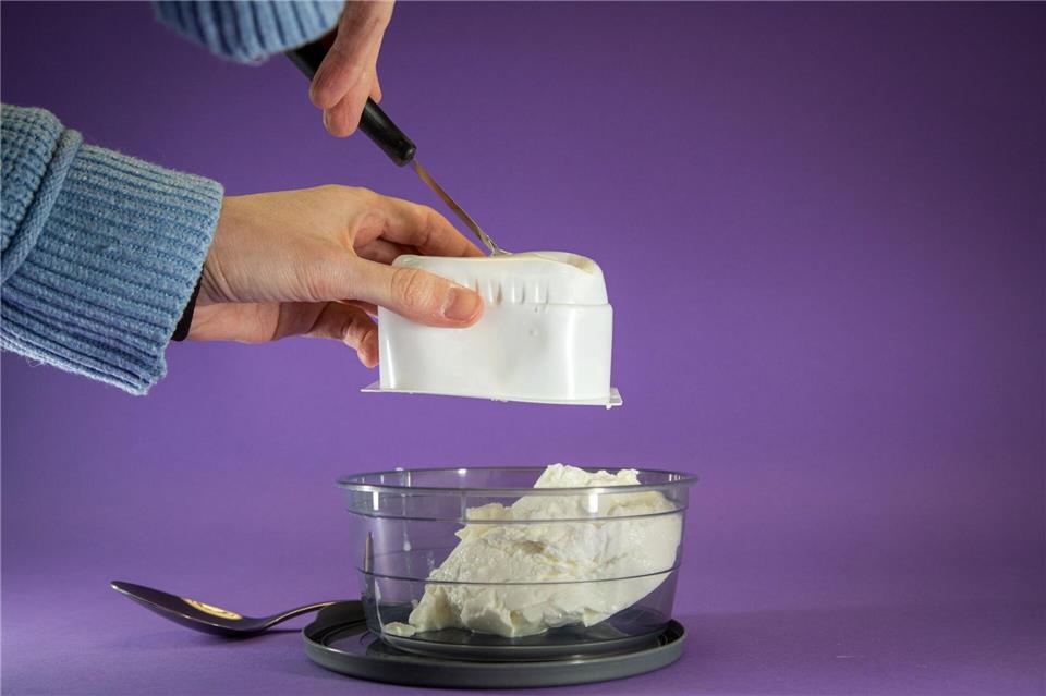 Schritt 3: Warten bis der Quark aus dem Becher rutscht.Christin Klose/dpa-tmn