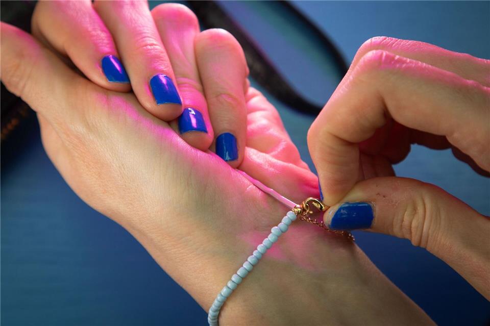 Armband anlegen ohne fremde Hilfe: So geht’s Schritt 4: Armband mit der anderen Hand verschließen.Christin Klose/dpa-tmn