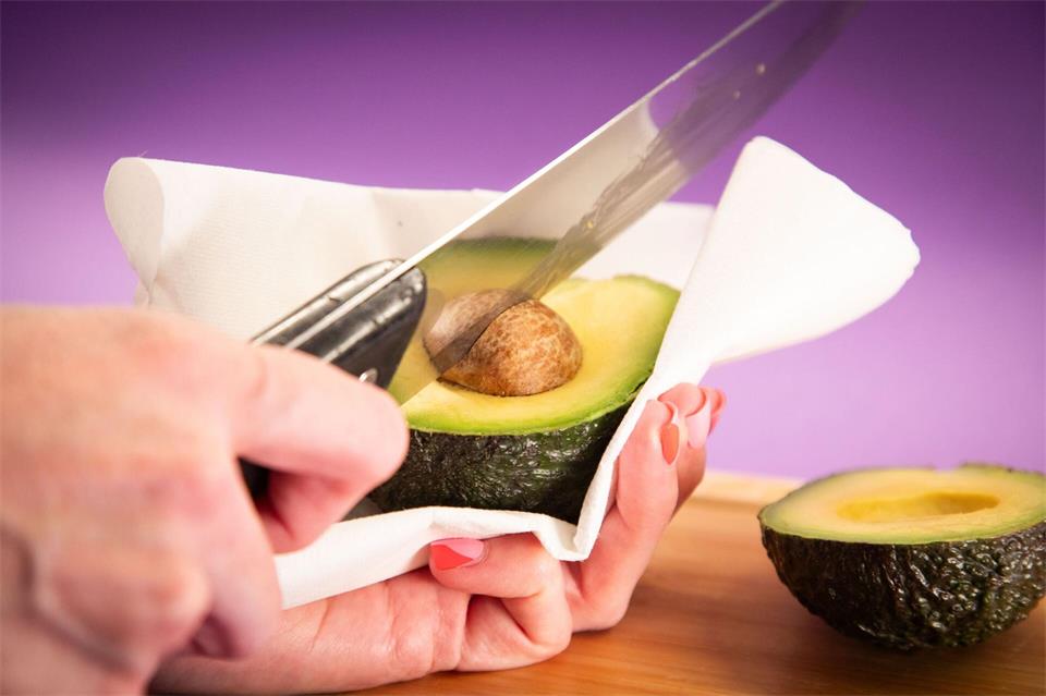 Schritt 4: Das Messer vorsichtig in den Avocadokern schlagen.Christin Klose/dpa-tmn