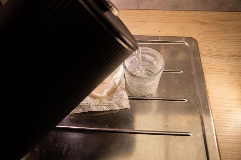 Schritt 4: Den Vorgang wiederholen, bis kaum noch Wachs übrig ist.Christin Klose/dpa-tmn