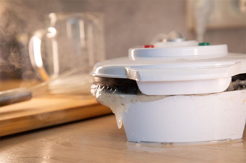 Schritt 4: Die Reinigungswaffel backen wie eine normale Waffel.Christin Klose/dpa-tmn