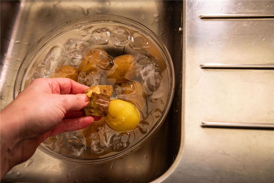 Schritt 4: Die Schale einfach von den Kartoffeln abziehen.Christin Klose/dpa-tmn