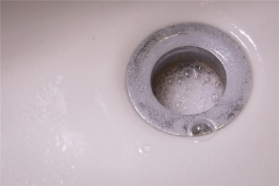 Schritt 4: Einwirken lassen - es sprudelt und schäumt im Abfluss.Christin Klose/dpa-tmn
