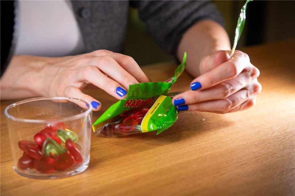 Fruchtgummi-Tüte dank Trick clever öffnen und verschließen? Schritt 4: Fruchtgummitüte etwa in der Mitte falten, um sie wieder zu verschließen.Christin Klose/dpa-tmn