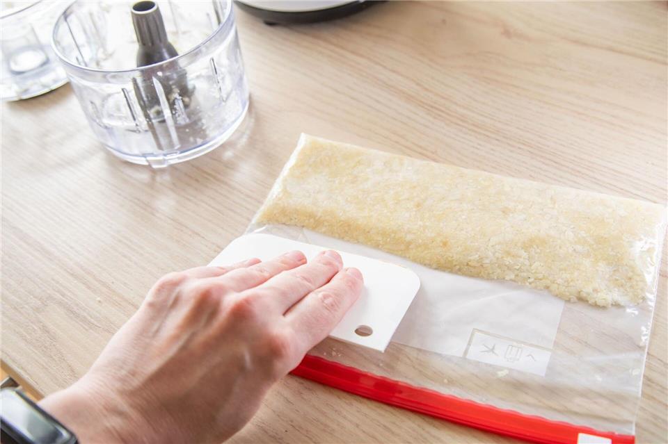 Schritt 4: Knoblauch im Beutel gleichmäßig verteilen.Christin Klose/dpa-tmn