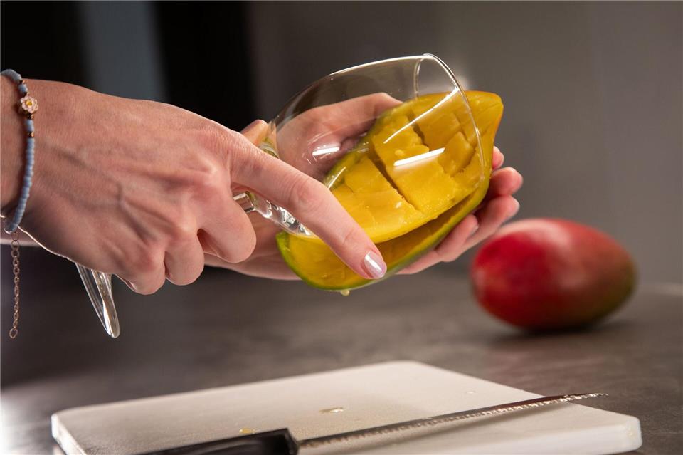 Schritt 4: Mit dem Glas das Fruchtfleisch von der Schale lösen.Christin Klose/dpa-tmn