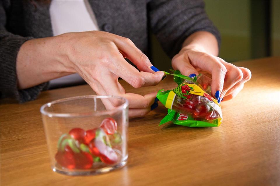 Fruchtgummi-Tüte dank Trick clever öffnen und verschließen? Schritt 5: Das Band einmal um die Packung wickeln und durch die Öffnung der Lasche fädeln.Christin Klose/dpa-tmn