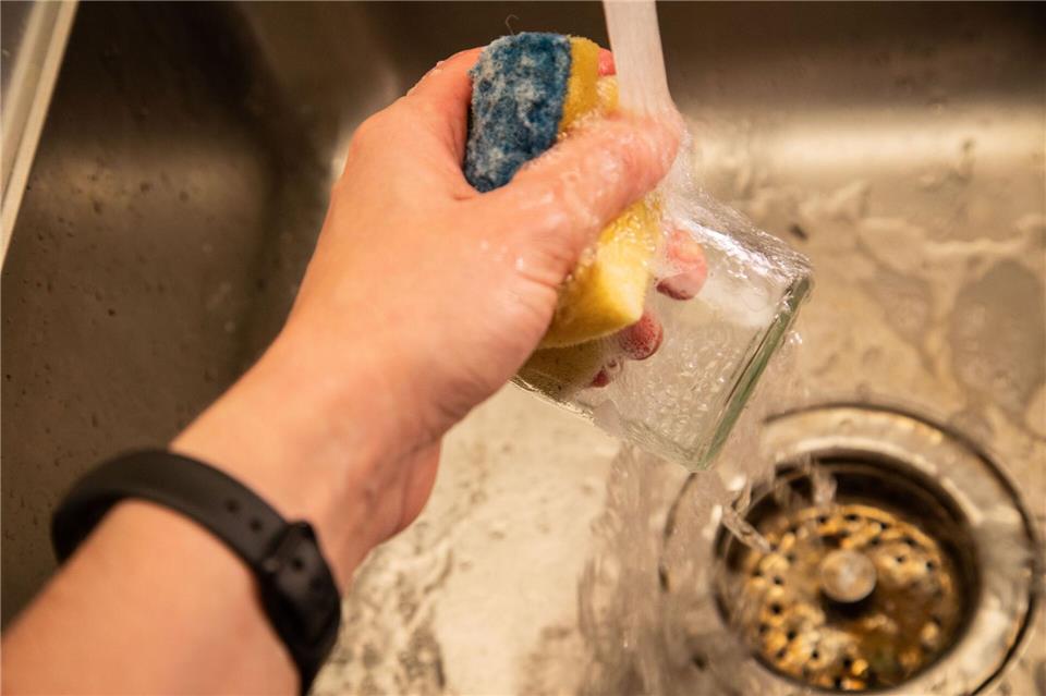 Schritt 5: Das Glas unter warmen Wasser mit Spülmittel reinigen.Christin Klose/dpa-tmn