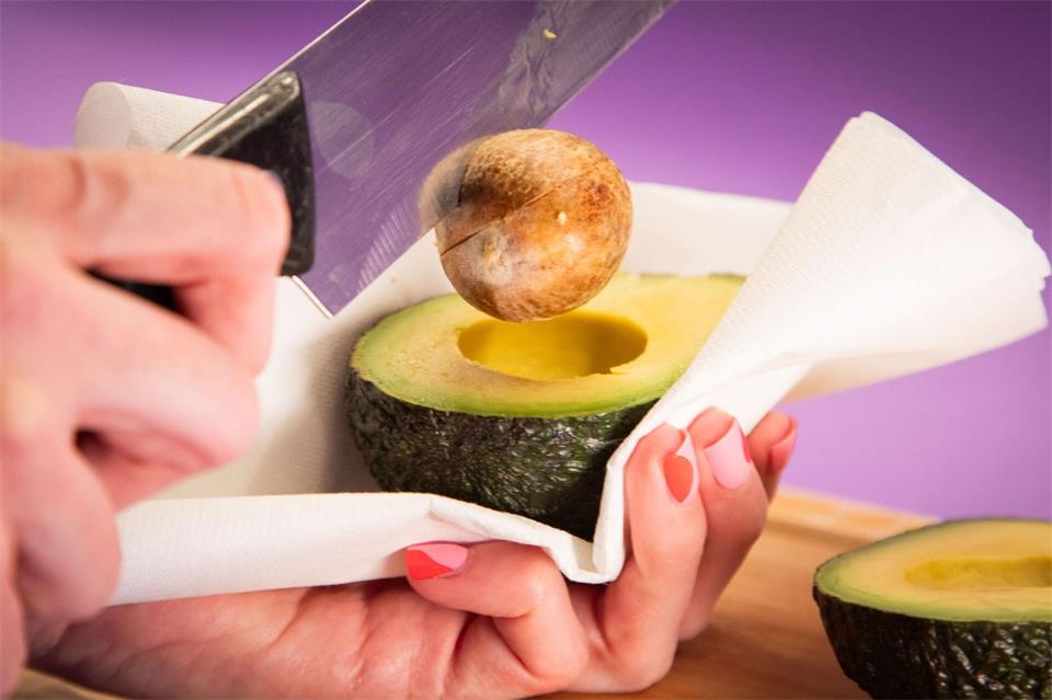 Schritt 5: Das Messer leicht drehen, um den Avocadokern herauszulösen.Christin Klose/dpa-tmn