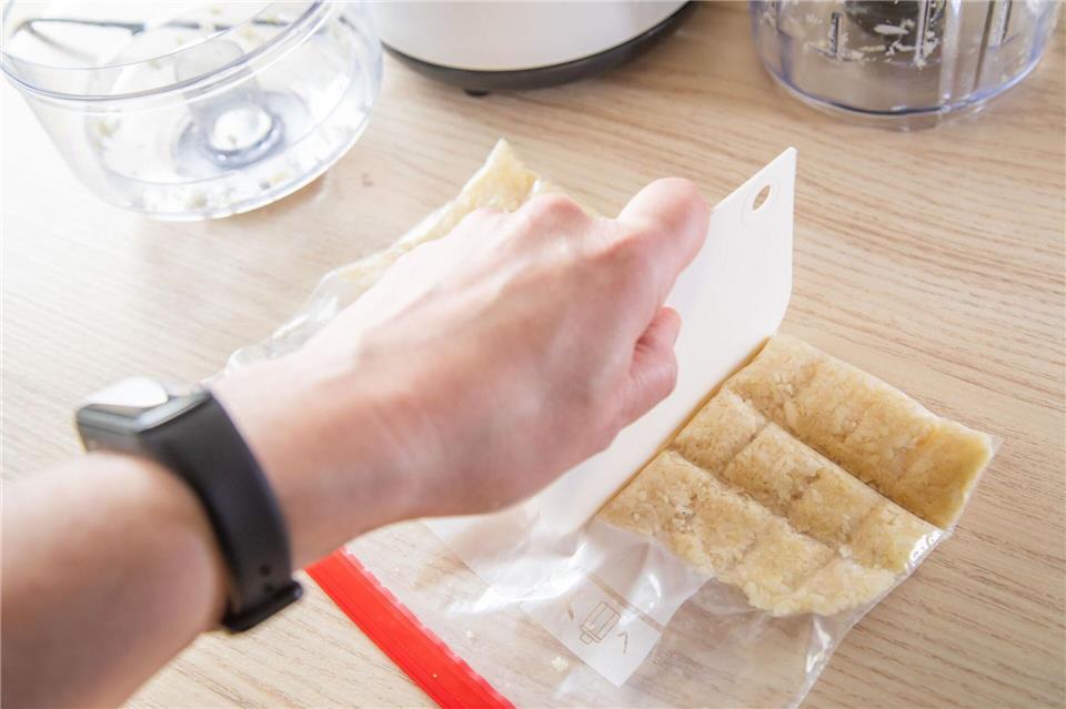 Schritt 5: Mit einem Hilfsmittel den Knoblauch im Beutel portionieren.Christin Klose/dpa-tmn