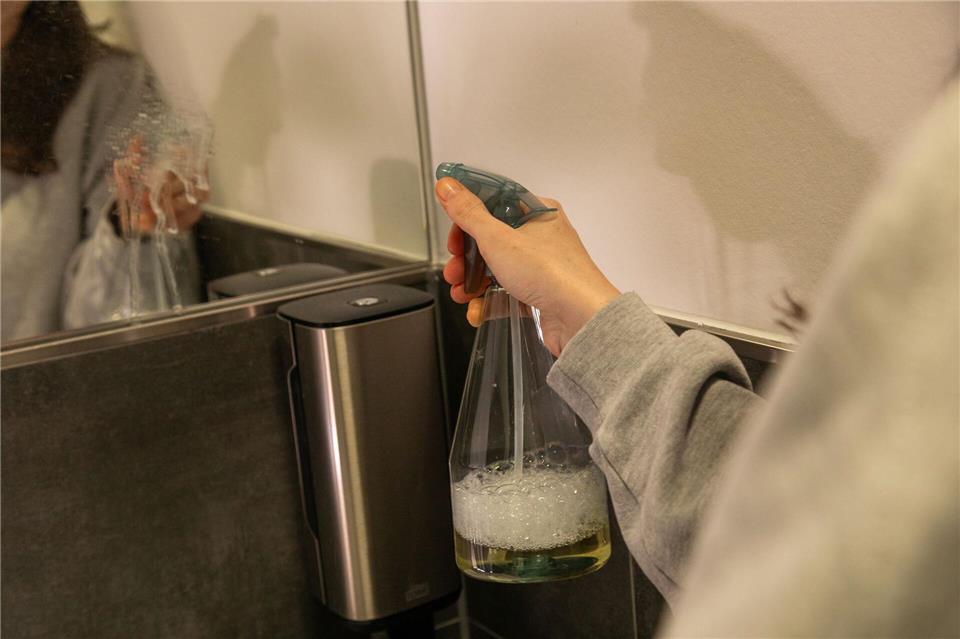 Keine Fingerabdrücke am Spiegel dank selbstgemachtem Spray? Schritt 5: Mixtur auf die Glasfläche sprühen.Christin Klose/dpa-tmn
