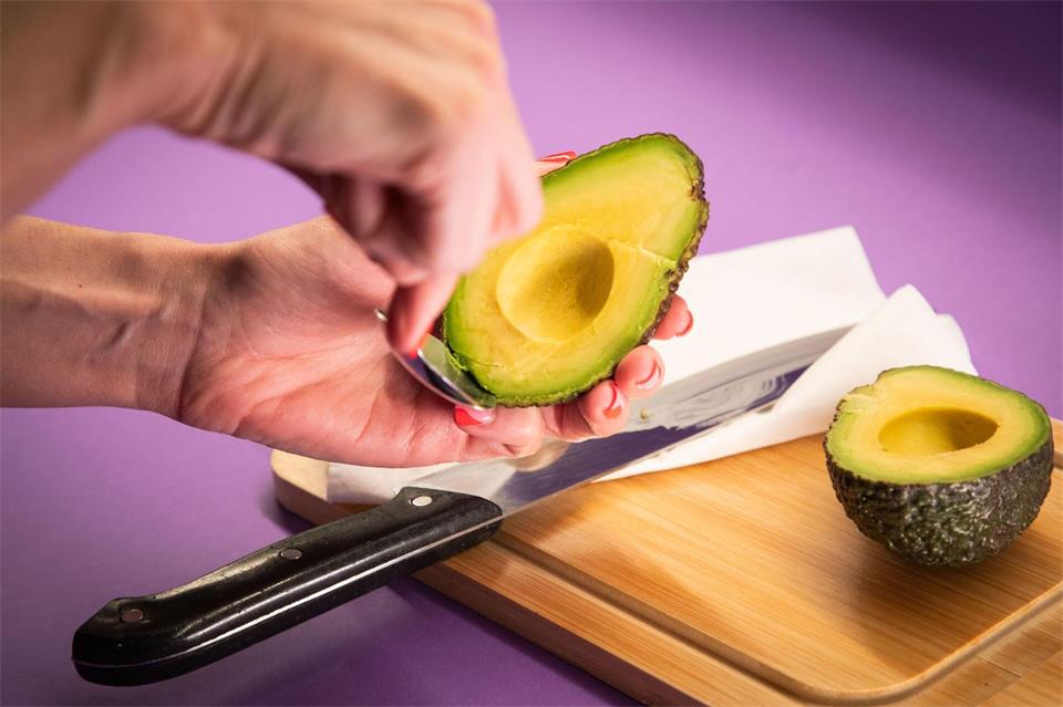 Schritt 6: Das Fruchtfleisch mit einem Löffel aus der Avocadohälfte herauslösen.Christin Klose/dpa-tmn