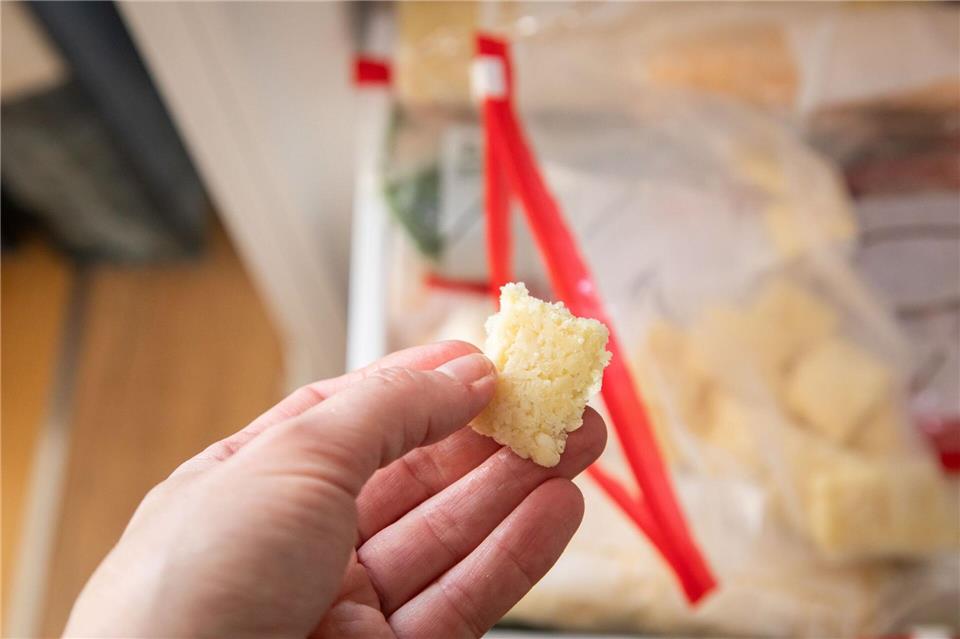 Schritt 7: Nach dem Durchfrieren lässt sich der Knoblauch in Würfel brechen.Christin Klose/dpa-tmn