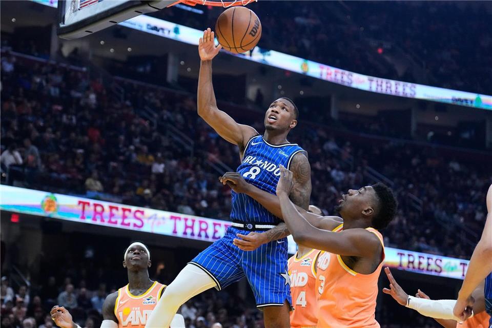 Schröder (links) und die Cavaliers haben nun vier Siege in Serie.Sue Ogrocki/AP/dpa