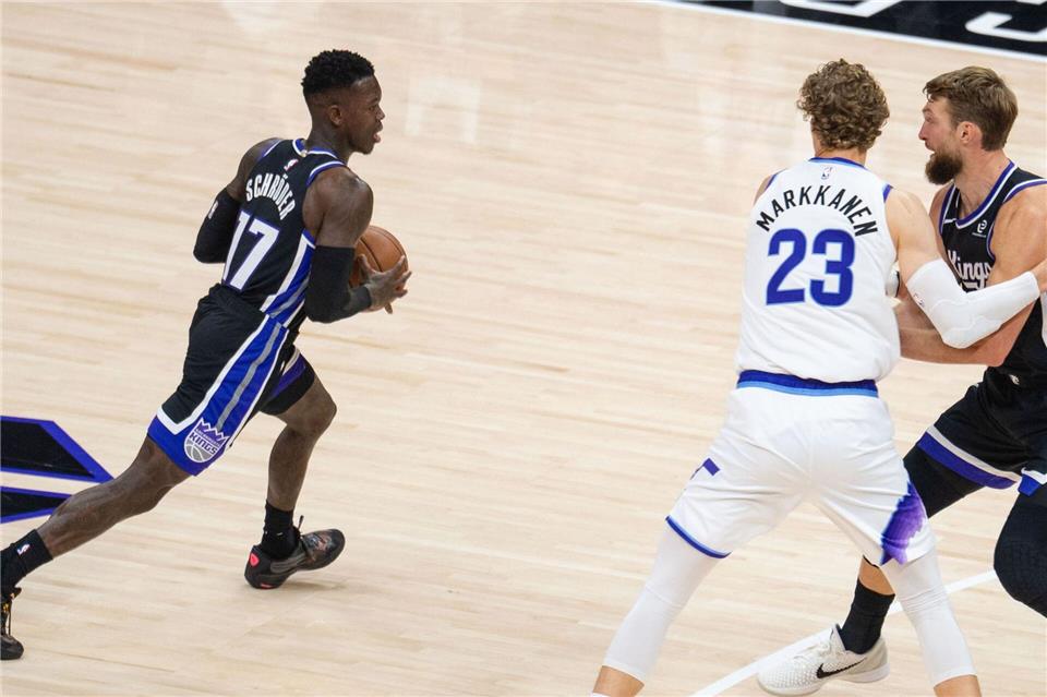 Schröder (links) will bei den Kings als Aufbauspieler für guten Zusammenhalt sorgen. (Archivfoto)Maximilian Haupt/dpa