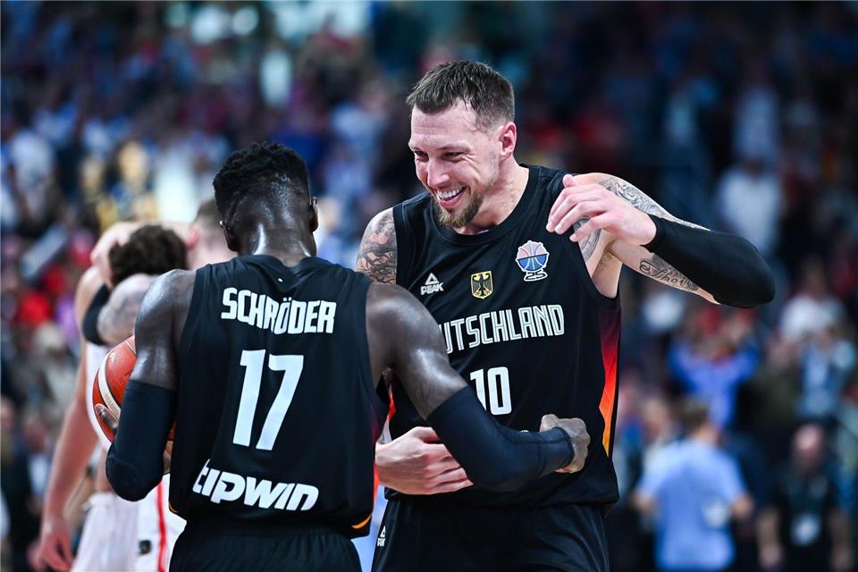 Dusche mit Skibrille: Schröder erklimmt Basketball-Gipfel Schröder und Theis drehen am Ende des Finals auf.Stefanos Kyriazis/ZUMA Press Wire/dpa