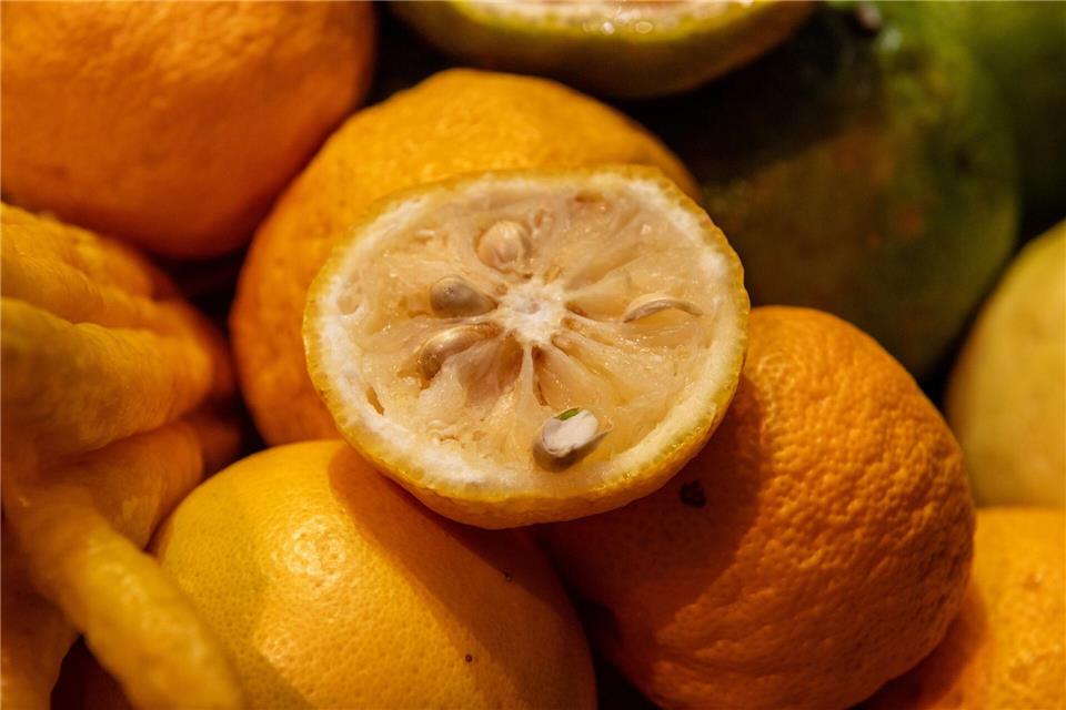 Schrumpelige Schale, intensiver Geschmack: Yuzu bringt kräftiges Zitrusaroma ins Essen – auch wenn man sie im Supermarkt selten sieht.picture alliance / dpa-tmn