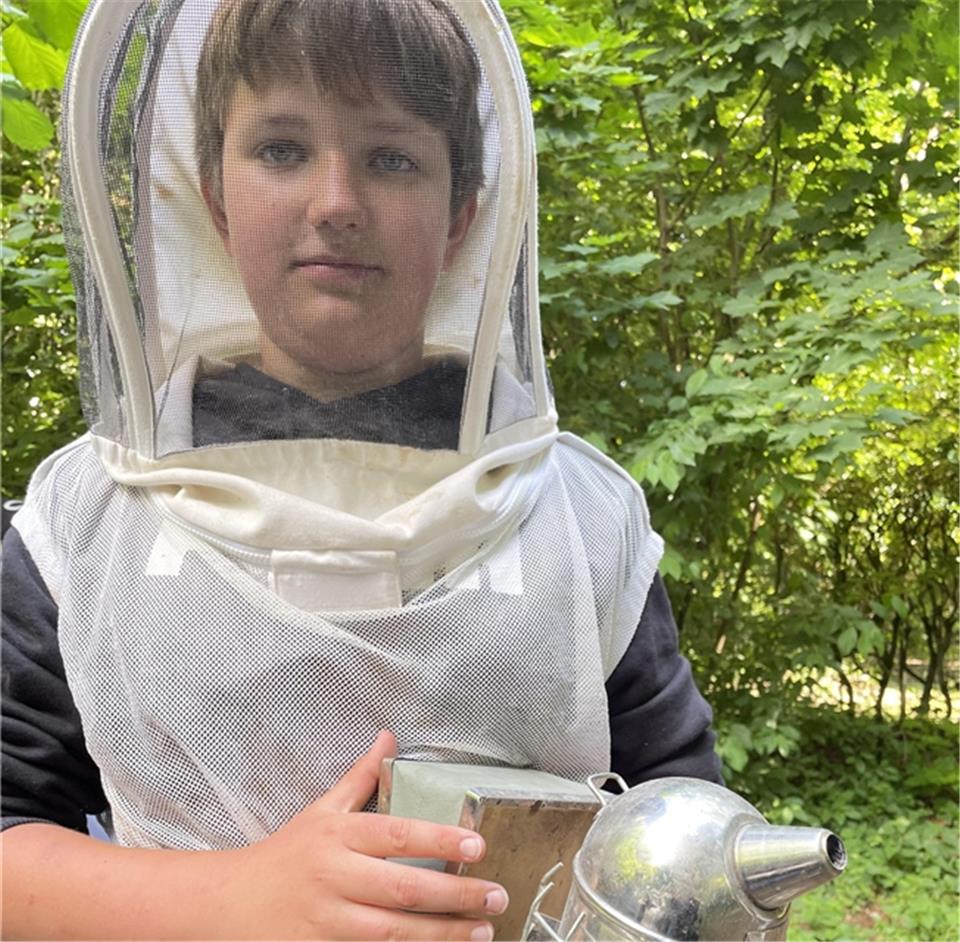 Schüler Owen Schulz im Imkeranzug: Er lernte viel über die fleißigen Insekten und deren Bedrohung.