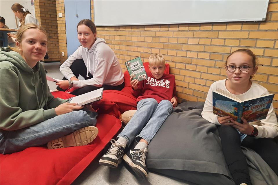 Schüler aus unterschiedlichen Jahrgangsstufen lesen gemeinsam aus ihren Lieblingsbüchern.