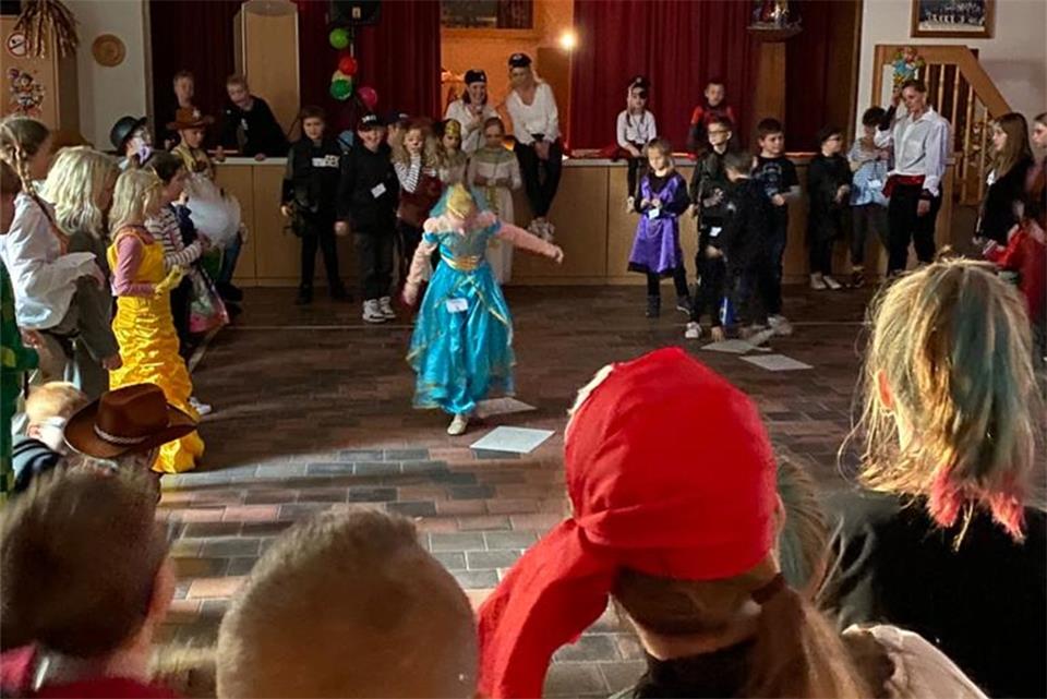 Schüler der Astrid-Lindgren-Schule haben im Pfarrgemeindezentrum Burlo Karneval gefeiert.