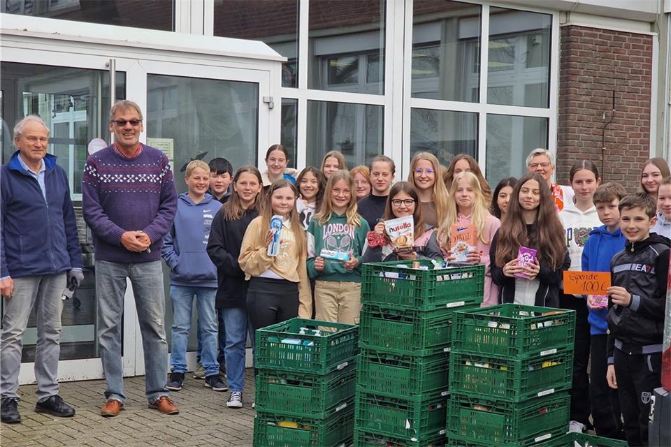 Schüler der Merian-Realschule in Weseke mit Lehrerin Agatha Nienhaus und Helfern der Borkener Tafel bei der Übergabe der gespendeten Lebensmittel.pd
